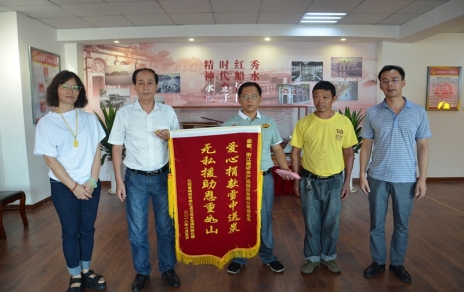 心中的愛(ài)用行動(dòng)表達(dá)，希望的燈有你我點(diǎn)亮