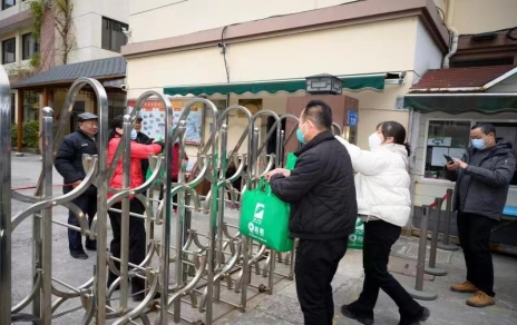 一份情驅(qū)散嚴(yán)寒，一片心常駐公益