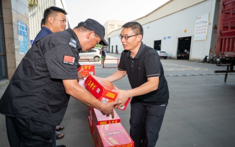 戰(zhàn)高溫、保供應(yīng)，嘉興市財貿(mào)工會主席陳云建慰問我司基層員工